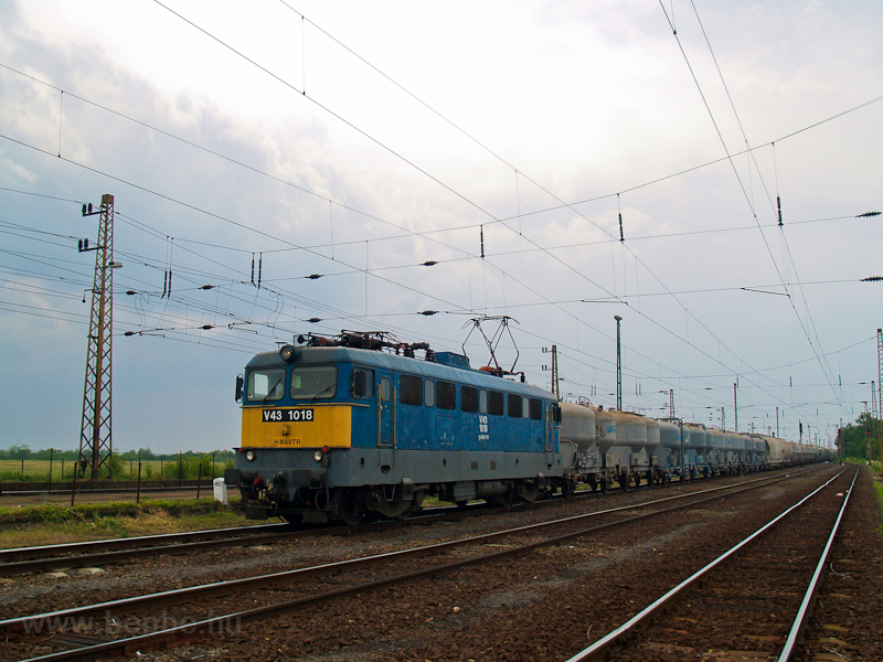 A V43 1018 gipszvonattal Nagyúton
 fotó