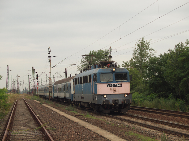 The V43 1249 is seen hauling a ring-InterCity at  Mezőkeresztes-Mezőnyrd photo