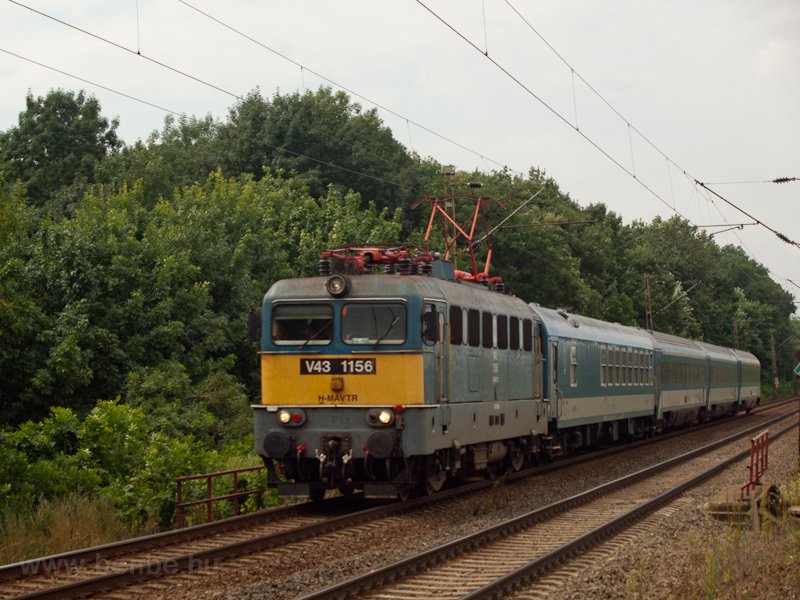 V43 1156 egy WRR tkezőből s 3G IC kocsikbl ll InterCityvel Mezőkeresztes-Mezőnyrdon
 fot