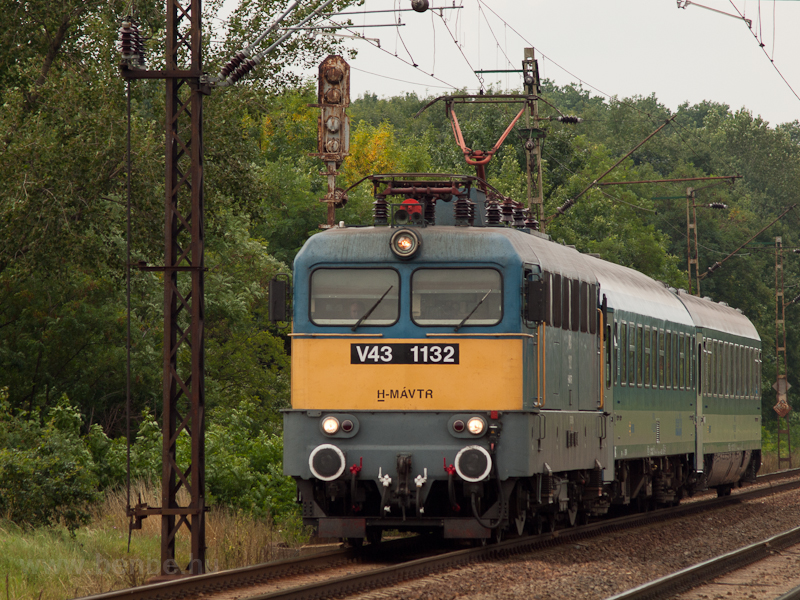 V43 1132 nem tl hossz InterCity vonattal Mezőkeresztes-Mezőnyrdon
 fot