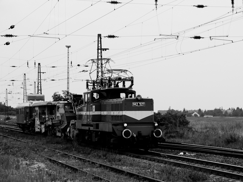 The V42 527 seen at Mezőkeresztes-Mezőnyrd photo