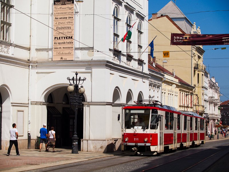 A rgi, piros-fehr festsű, MKV 211-es plyaszm Tatra KT8D5 tpus villamos a Miskolci Nemzeti Sznhz előtt
 fot