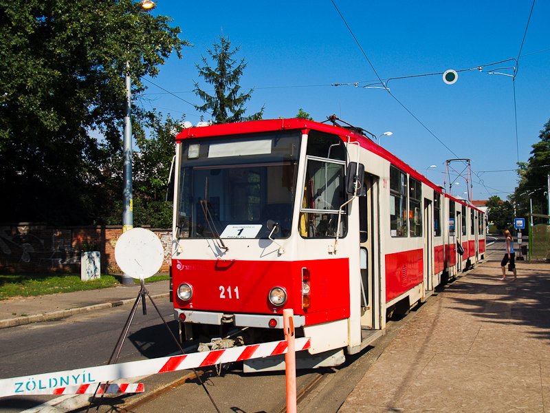 A KT8D5 211-es villamos piros-fehr, rgi festsben Miskolcon
 fot