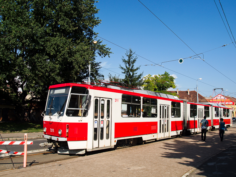 A KT8D5 211-es villamos piros-fehr, rgi festsben Miskolcon
 fot