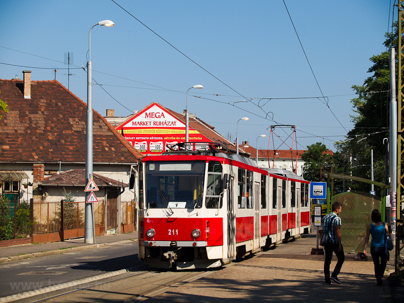 A rgi, piros-fehr festsű, MKV 211-es plyaszm Tatra KT8D5 tpus villamos a Miskolcon, a majlthi plyapts miatti ideiglenes vgllomson
 fot
