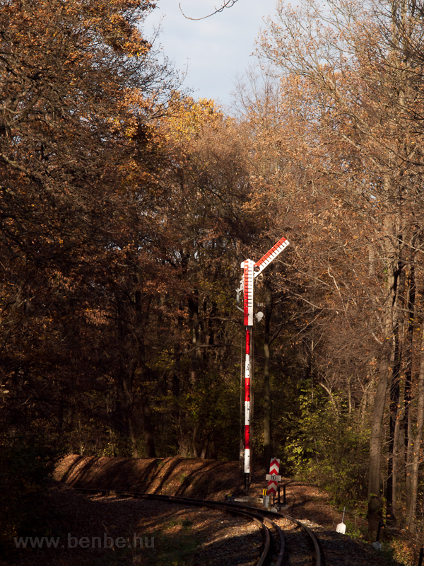 Hűvsvlgy hamarosan elbontsra kerlő alak bejrati jelzője egy karral Szabad a vonatnl alkalmazhat legnagyobb sebessggel
 fot