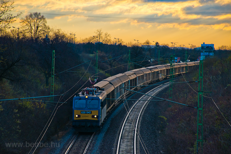 A 630 042 Szemeretelep s Pestszentlőrinc kztt
 egy tehervonattal fot