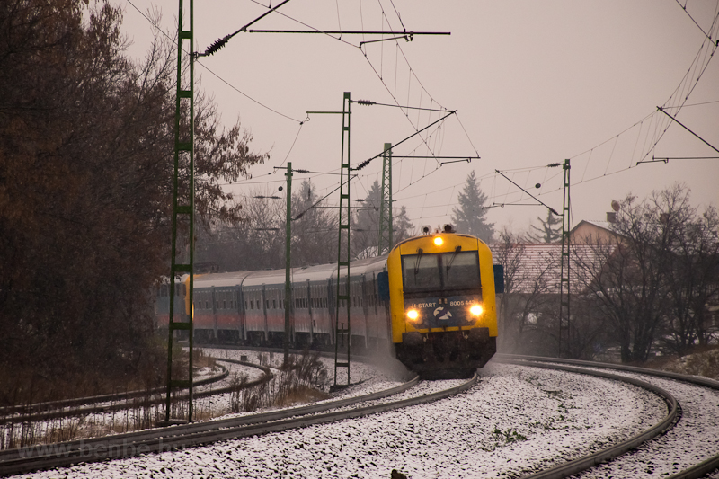 A 8005 443 pályaszámú Fecske-vezérlőkocsi Dunakeszi-Gyártelep és Dunakeszi között
A késő bánat érzésének elkerülése végett igyekszem az utóbbi években a Papagáj Sziliket, Fecske ingákat fényképezni mindenfelé, és különleges időjárási- vagy fényjelenségek között is, hogy amikor néhány év múlva radikálisan átalakul a felhasználásuk módja, akkor se legyen hiányérzetem majd. fotó