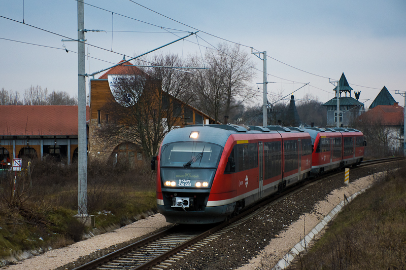 426 009 Pázmáneumnál, a háttérben a Pázmány Péter Katolikus Egyetem Bölcsészettudományi Kar Makovecz Imre tervezte épületei
 fotó