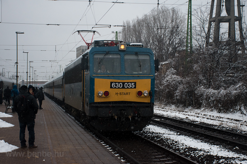 The 630 035 and her Zhony fast train is taking on the passengers of the broken down InterCity at Pestszentlőrinc photo
