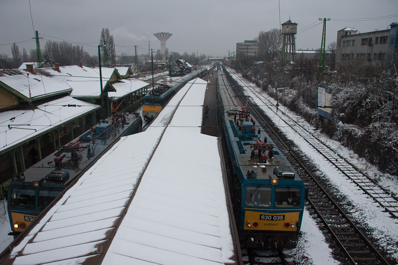 The 630 035 is passing by the broken down 431 105 and the helping 630 025 at Pestszentlőrinc photo