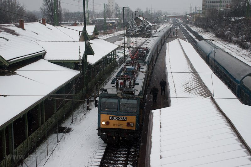 A 630 025 seglyez egy InterCity vonatot Pestszentlőrincen
 fot