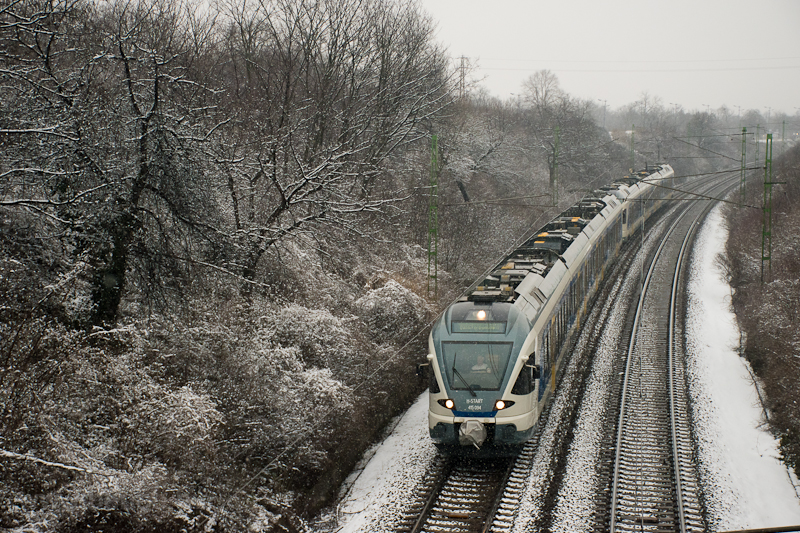 The 415 094 is waiting at Pestszentlőrinc entry signal in a freshly started snowfall photo