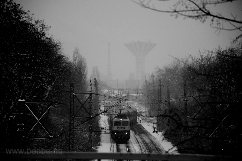 The 432 247 in the snow, at Pestlőrinc, in black and white photo