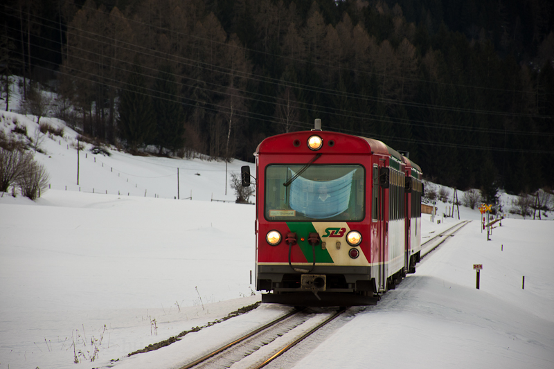 kép A Murtalbahn VS42/VT33 motorvonati szerelvénye érkezik Kreischberg-Talstation megállóhelyre
fotó