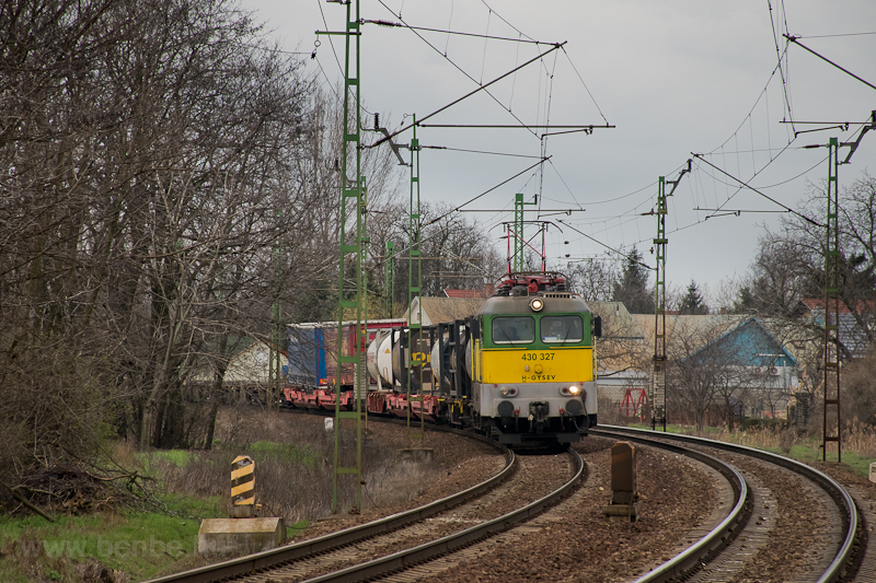 A Gysev 430 327 robog ki Üllőről
 fotó
