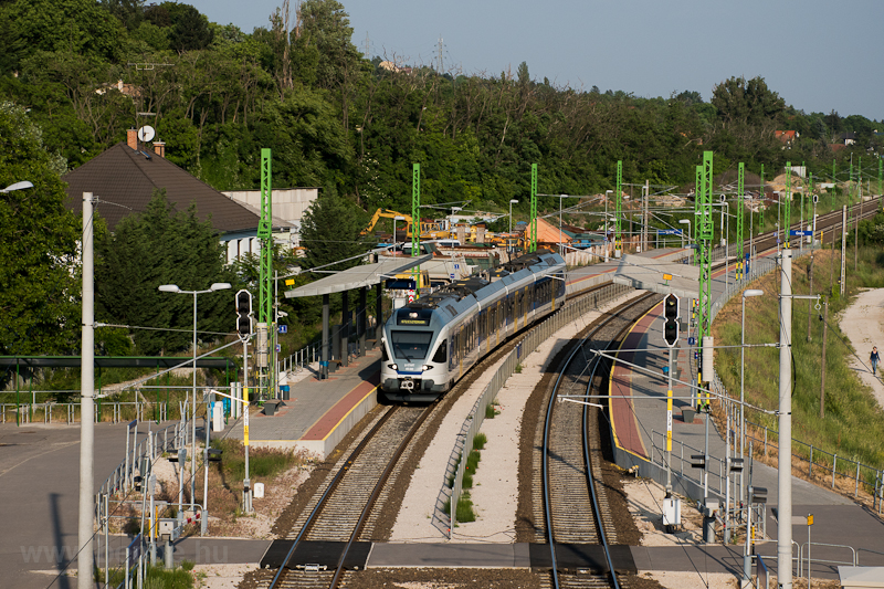 A 415 089 plyaszm FLIRT egy Esztergomba tart G72-es znz vonattal rm megllhelyen
 fot