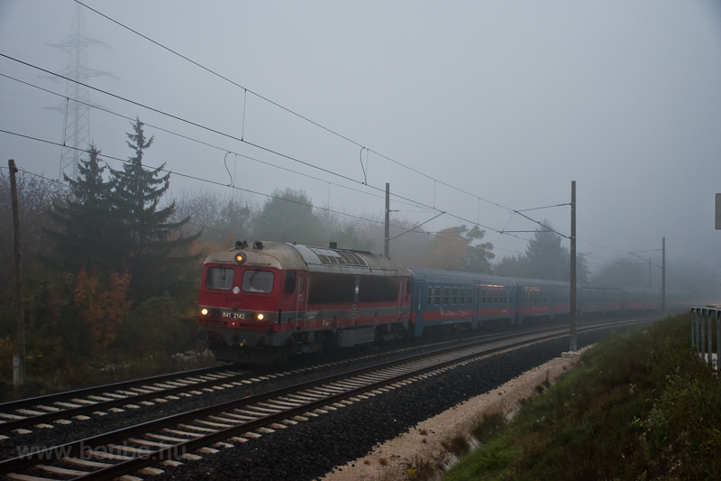 A MÁV-START M41 2143 (418 143) Aranyvölgy és Óbuda között a ködben, még a villamos vontatás elindulása előtti héten
A Retró-Csörgő utolsó megjelenése volt ez a vonalon, emiatt is megérte kora reggel fölkelni. fotó