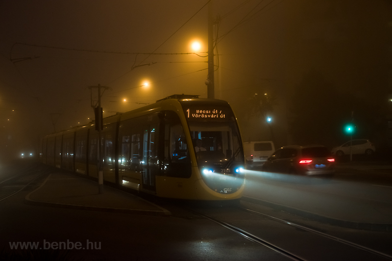 Ködös hajnal a Bécsi útnál
 fotó