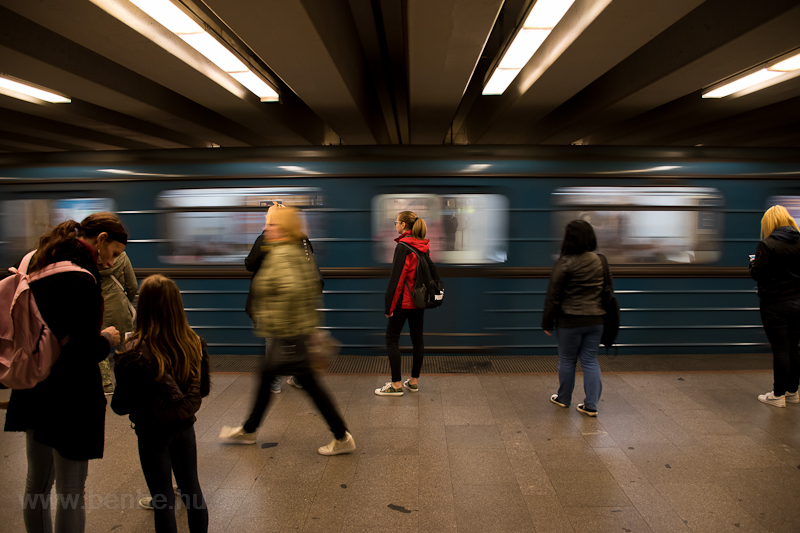 Utasok az Árpád híd metróállomáson
 fotó