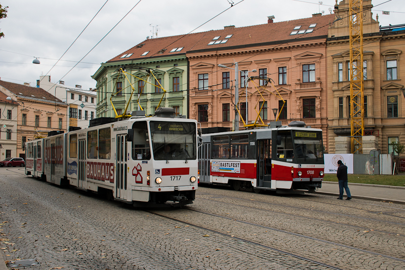 Itt a belváros közepén van egy külön félreállóvágány egy bármikor azonnal forgalomba dobható tartalék villamos számára.
kép Tatra KT8D5 tÃpusú villamosok Brnóban fotó