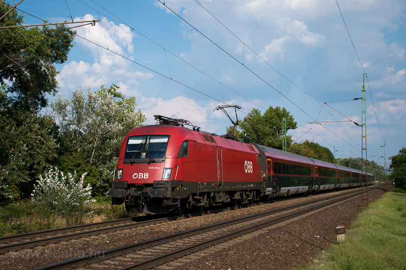 Az BB 1116 042 plyaszm Taurus egy railjet-vonattal Almsfzitő felső s Szőny kztt
 fot