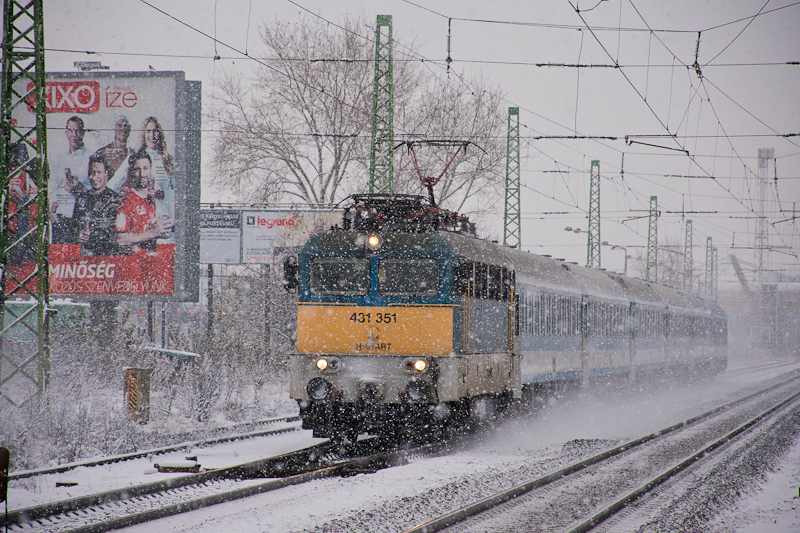 A MÁV-START 431 351 Szemeretelepen
Tavaly esett a hó rendesen, de nem csak akkorról vannak hófödte hegyeket és fehér orrú vonatokat mutató fényképeim: fotó