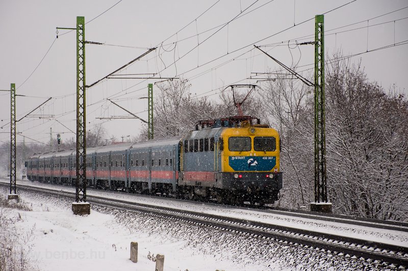 A 432 307 Szemeretelepnl
Igaz, csak a zrfny, de ez a plyaszm is megvan. Nem vagyok egy begypsdtt trainspotter, de ha mr itt dolgozom, akkor ami itt elmegy, az legyen is meg kpen, mielőtt sztvgjk! fot