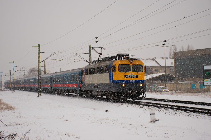 The 432 247 seen between Kőbnya-als and Kőbnya-Kispest photo