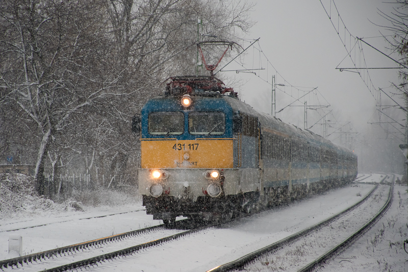 A MÁV-START 431 117 Kőbánya-Kispest és Kőbánya alsó között egy hosszú InterCity szerelvénnyel a havazásban
 fotó