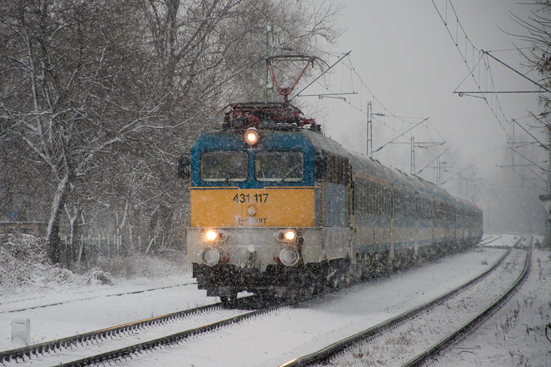 A MV-START 431 117 Kőbnya-Kispest s Kőbnya als kztt egy hossz InterCity szerelvnnyel a havazsban
 fot