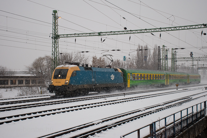 A MV-START 470 009 GYSEV Raabercity kocsis IC-vonatval Ferencvrosban
 fot