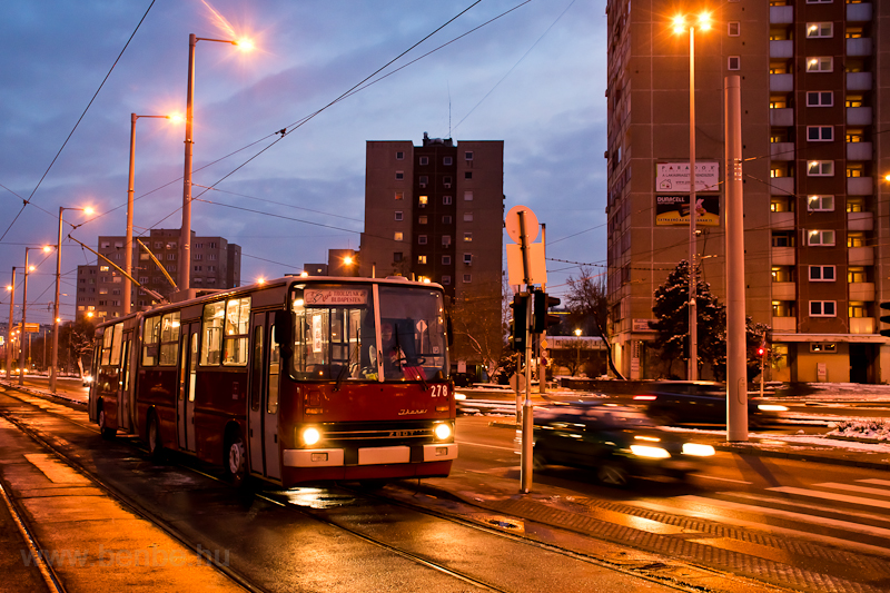 A 278 plyaszm Ikarus-GVM trolibusz a Bcsi t/Vrsvri tnl, az első budapesti trolibusz vforduljt nnepelve
 fot