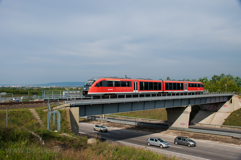 Existed only for a short time: a Desiro railcar on the MV-HV Kavicsbnya line (Csmr - Kerepes) between Csmr and Kistarcsa, on the overpass of motorway M0 photo