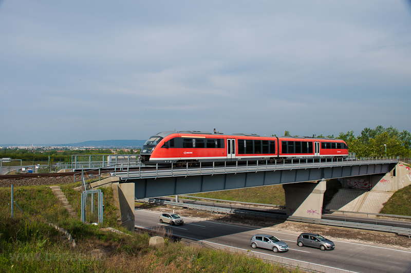 Ilyen sem lesz már... Desiro a MÁV-HÉV Kavicsbányai vonalán Csömör és Kistarcsa között, az M0 feletti hídon
 fotó