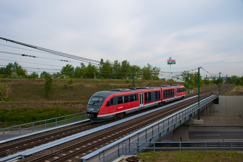 The MV-START 426 031 Desiro is on its way to Csmr on the M0 overpass travelling on the wrong track (uniquely, the Budapest-Gdllő HV is left-side traffic) photo