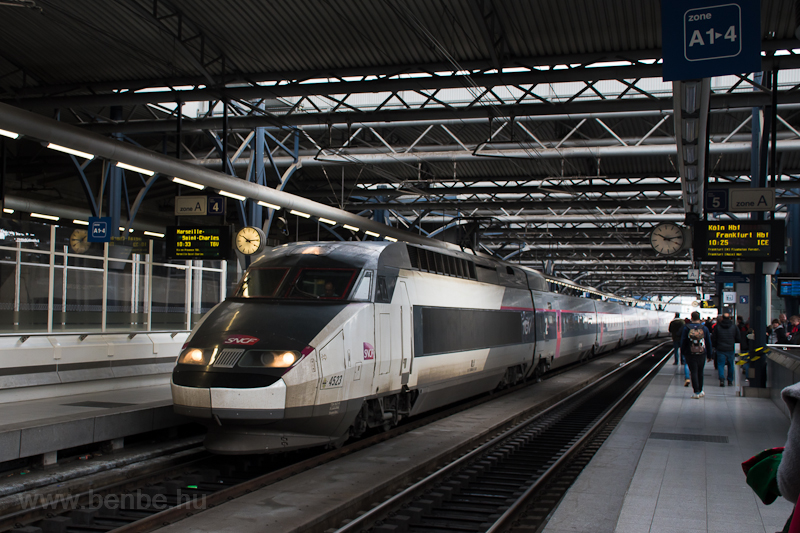 Az SNCF TGV Rseau 4523 az jfajta sznezsben, de romn mdra alig mosva Brussels Zuid / Bruxelles Midi llomson
 fot