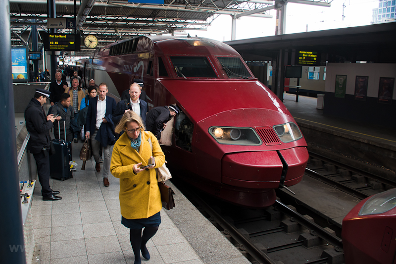Nem nyílik a Schaku fedele, szállítják le az utasokat a Thalys PBA 4535 pályaszámú szerelvényről Bruxelles Midi / Brussels Zuid állomáson
 fotó