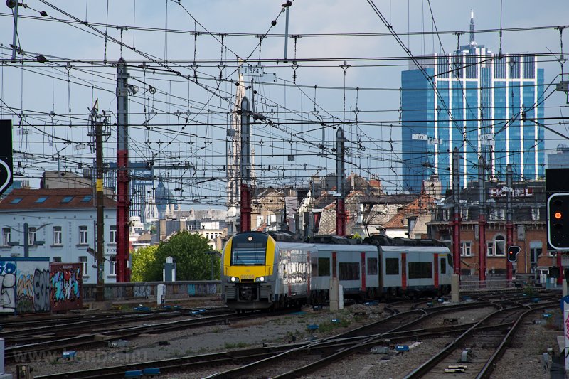 Jn a Desiro ML: az AM08 0865 Brussels Zuid / Bruxelles Midi-n
 fot