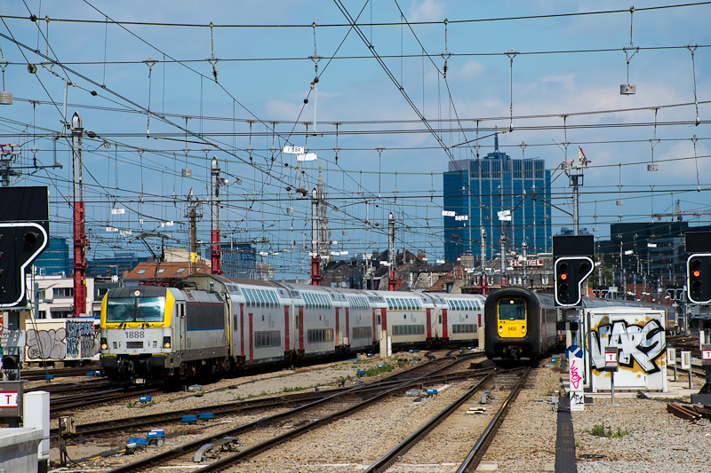 Az SNCB AM96 503 gumiorr s a Vectron-előd 1888 s emeletes szerelvnynek versenye Brsszelben fot