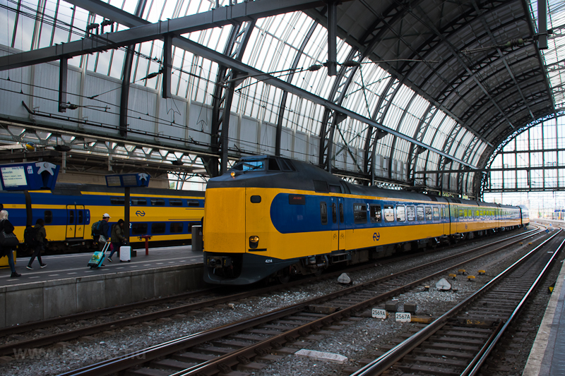 Az NS 4206 plyaszm Koploper IC-motorvonata Amszterdamban
 fot