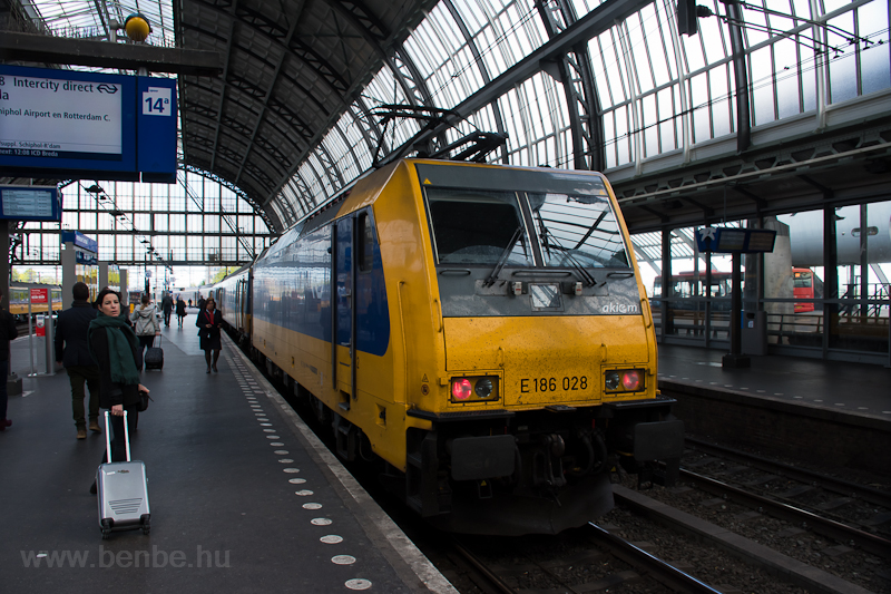 Az NS Akiemtől brelt E186 028 plyaszm mozdonya egy Bredba kszlő roncsderbi-szendvics vgn. A kp Amsterdam Centraal llomson kszlt.
 fot
