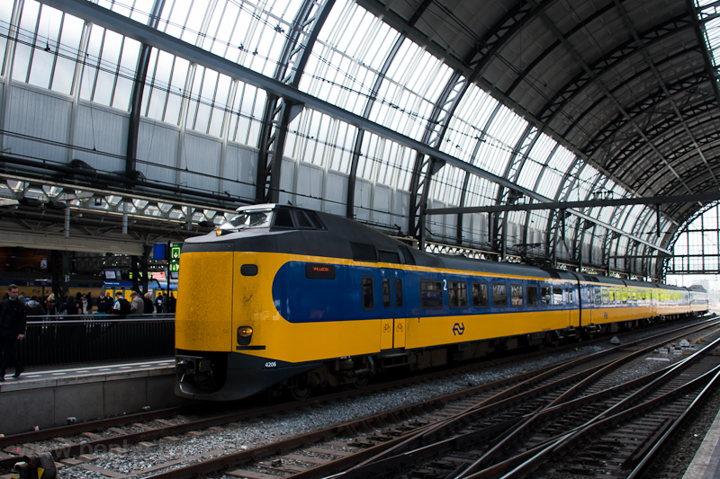 A 4206 plyaszm NS Koploper motorvonat Amszterdamban
 fot