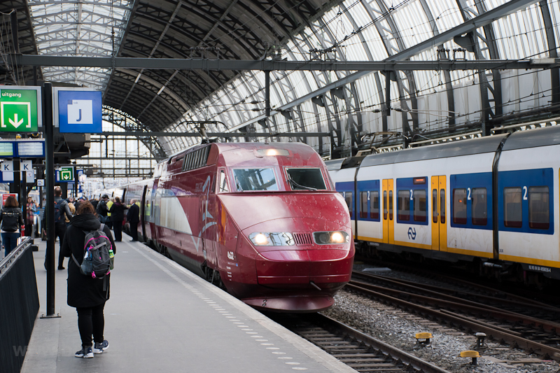 Thalys PBA szett Amsterdam Centraal llomson, az egyik holland fővros főplyaudvarn
 fot