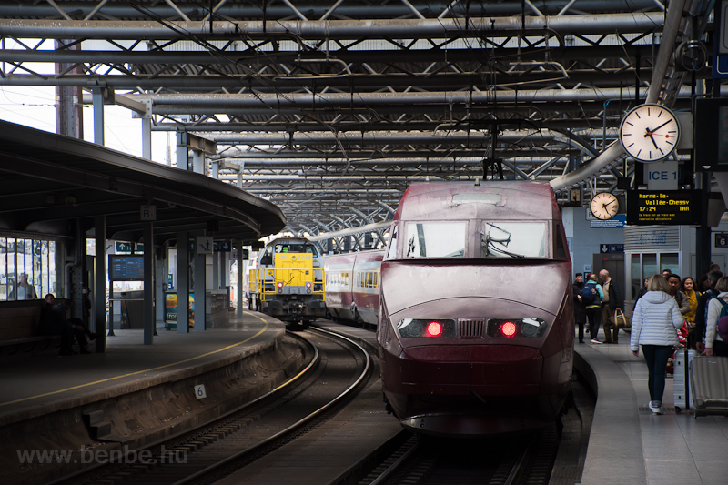 Egy Thalys PBA nagysebességű vonat és az SNCB 77 sorozatú, 7738 pályaszámú tolatómozdonya Bruxelles Midi / Brussels Zuid állomáson fotó