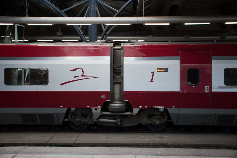 Thalys (TGV) PBA Jacobs-forgvz a tetőt tart, lengscsillapts felfggesztssel Bruxelles Midi / Brussels Zuid llomson
 fot