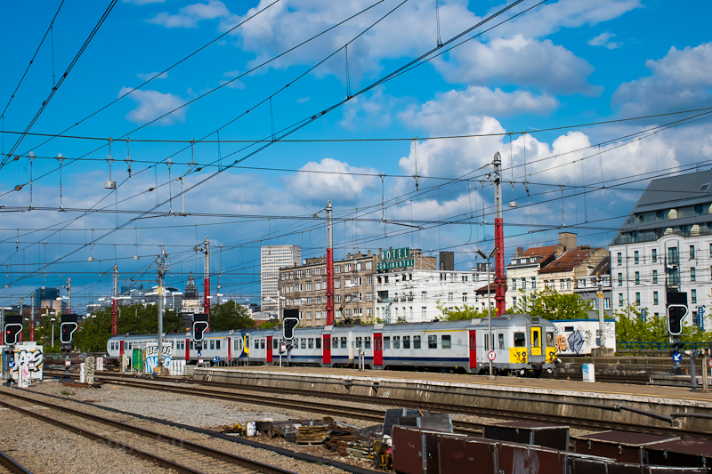 An SNCB class AM66JH trainset seen at Brxelles, Gare de Midi photo