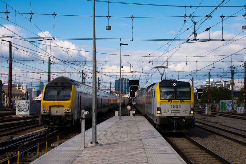 The SNCB/NMBS HLE 18 1834 (type Siemens ES60U3) seen together with a double-decker driving trailer et Bruxelles Gare de Midi (Brussels Zuid) photo