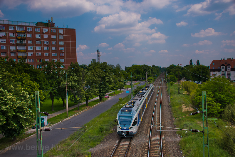 The MV-START 415 082 seen with a passenger train that was diverted from Budapest-Nyugati to Pcel for a short period. This way, after a long time, timetabled local trains travelled on the ring railway and for the first time ever, crossed the Marchegg Bridge. photo