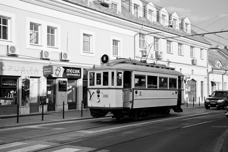 A BKV 2806 plyaszm, K-tpus nosztalgia villamosa Budapesten, a Nagyszombat utcnl, az rpd Gimnziumnl
 fot